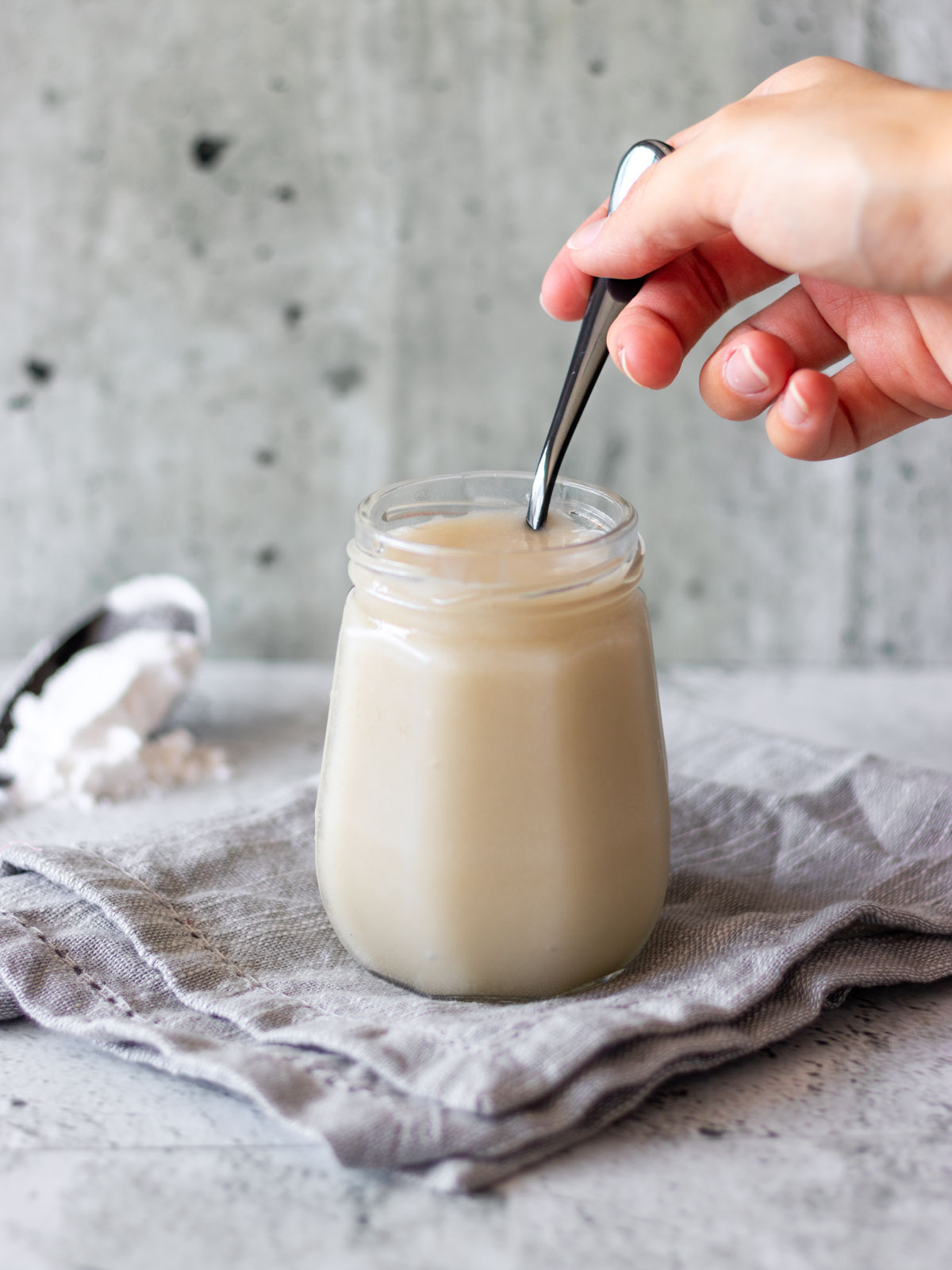 colher dentro de pote de leite condensado vegano