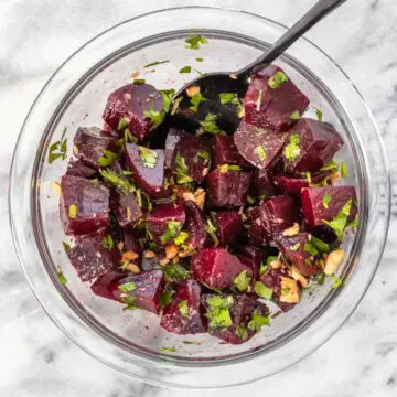 salada de beterraba cozida com molho de limão, salsinha e nozes picadas em uma tigela