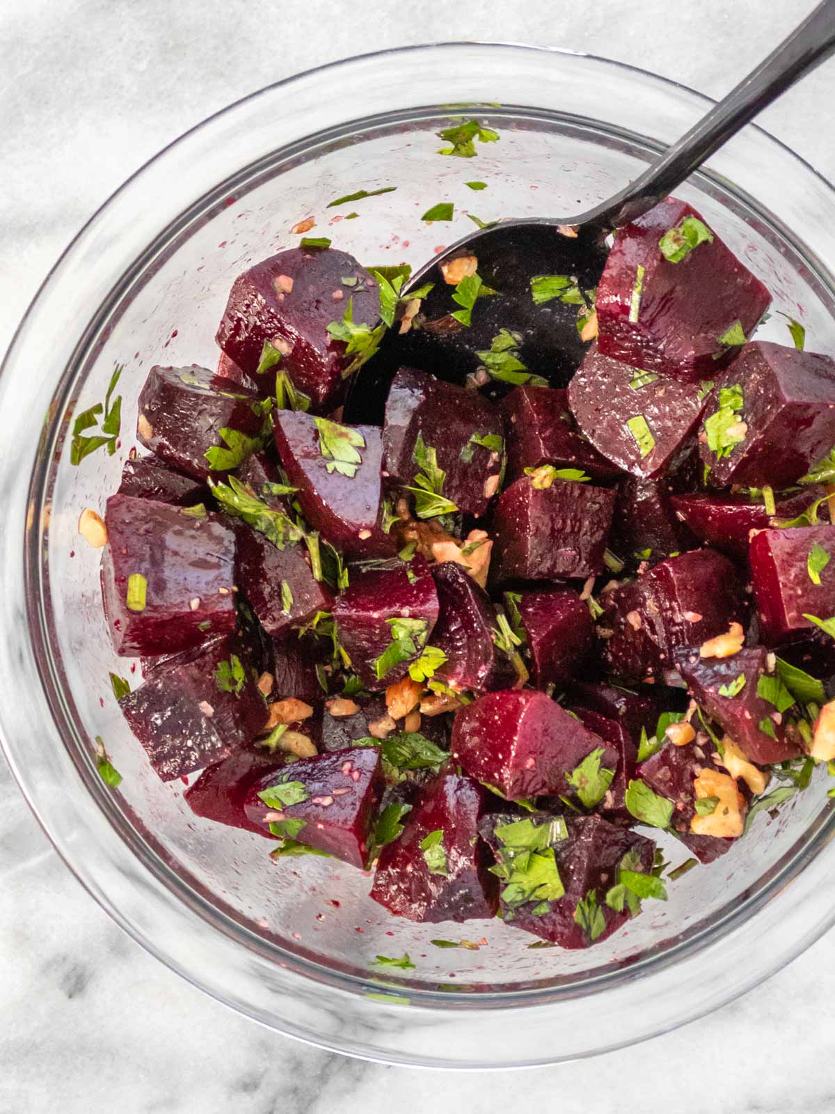 salada de beterraba cozida com molho de limão, salsinha e nozes picadas em uma tigela